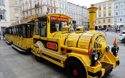 Zug-Fahrzeug für Touristen in Linz
